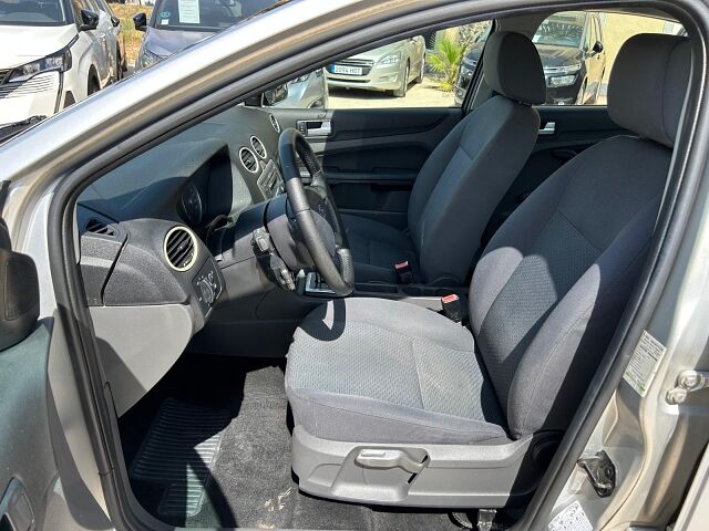 FORD FOCUS TREND 1.6 AUTO SALOON SPANISH LHD IN SPAIN 83000 MILES SUPER 2005